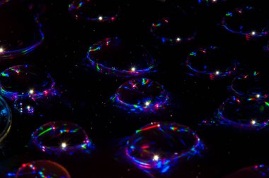 Birden çok mavi ışık halo'nın siyah arka plan üzerine