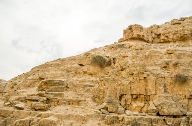 Kayalık çölde bir uçurum