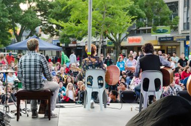 HAMILTON, NEW ZEALAND - 3 Aralık 2011: Hamilton, Yeni Zelanda 'da 3 Aralık 2011' de Hamilton şehir merkezinde çalan tanımlanamayan grup