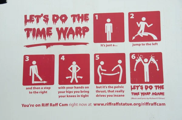 HAMILTON, NEW ZEALAND - 3 Aralık 2011: Rocky 's Horror Picture Show' un yaratıcısı Richaed O 'Brian' ın tibute sahasında zaman eğrilmesi hakkında talimatlar