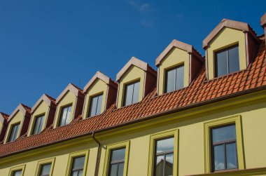 Evin üst pencereleri ve çatısı