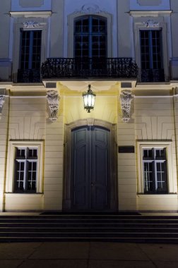 Gece bir malikanenin ön girişi.