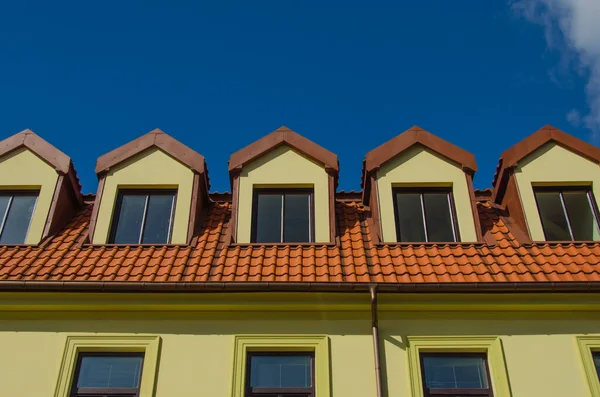 Evin Üst Pencereleri Çatısı — Stok fotoğraf