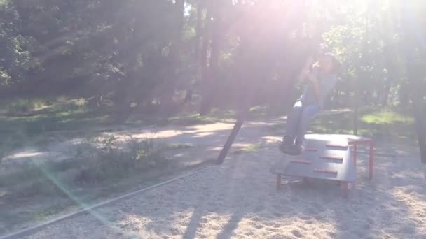 Kinderen rijden op zip lijn — Stockvideo