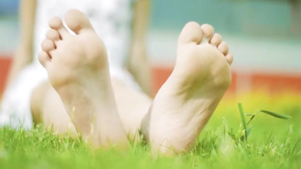 Dětská noha na zelené trávě