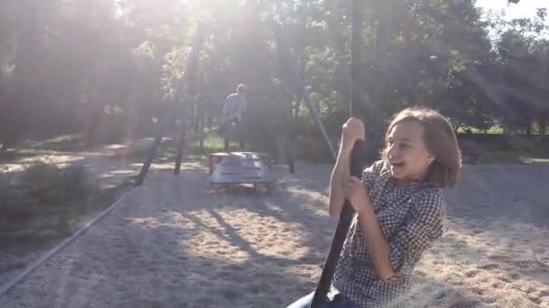 Kinder auf der Seilrutsche — Stockvideo