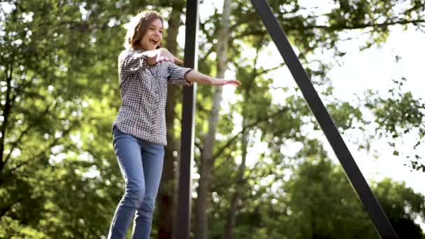 Enfants chevauchant sur tyrolienne — Video