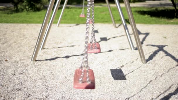 Columpios vacíos en el parque infantil — Vídeos de Stock