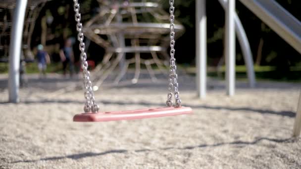 Columpios vacíos en el parque infantil — Vídeos de Stock