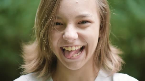 Эмоциональный портрет девочки подростка — стоковое видео