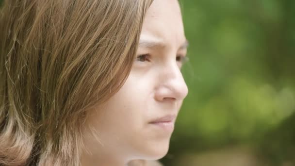 Dospívající dívka emocionální portrét — Stock video