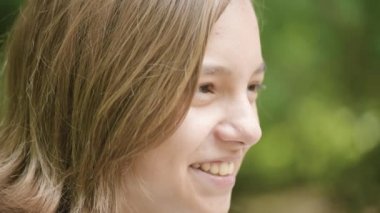 Genç kız duygusal portre