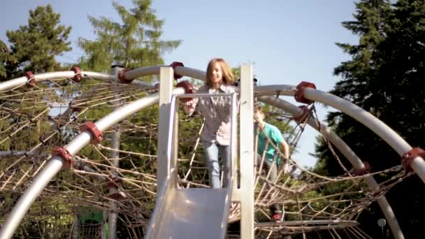 Děti v parku dobrodružství — Stock video
