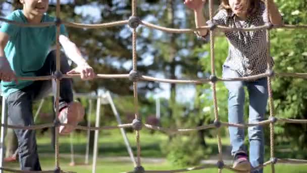 Dzieci w parku rozrywki — Wideo stockowe