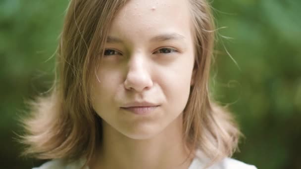 闭上了白人微笑的少女的情感肖像 夏日公园里滑稽可爱的少年 儿童看照相机 — 图库视频影像