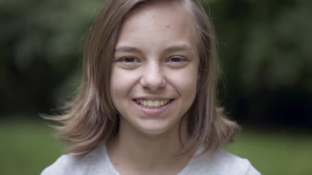 Емоційний портрет дівчини-підлітка — стокове відео
