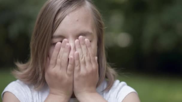 Емоційний портрет дівчини-підлітка — стокове відео