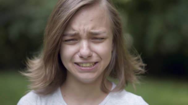 Chica adolescente retrato emocional — Vídeo de stock