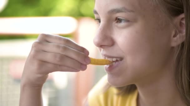 Niños comiendo comida rápida — Vídeos de Stock