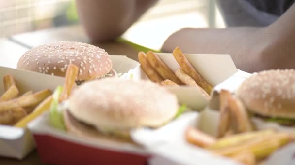 Crianças comendo fast food — Vídeo de Stock