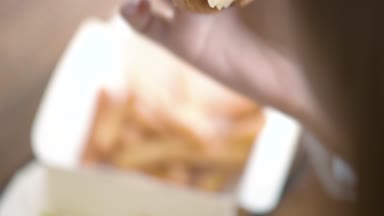 Fast food yiyen çocuk