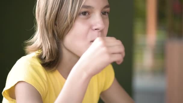 Niños comiendo comida rápida — Vídeos de Stock