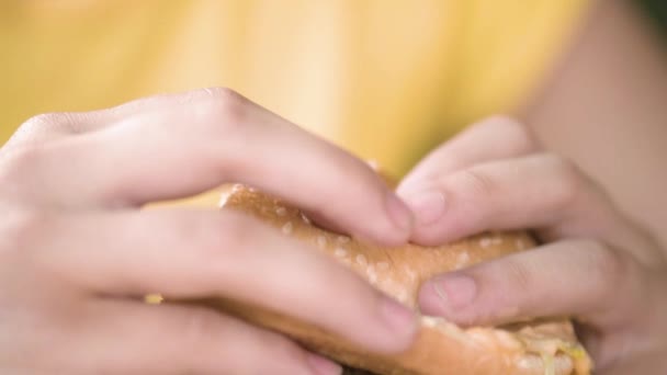 Niños comiendo comida rápida — Vídeos de Stock