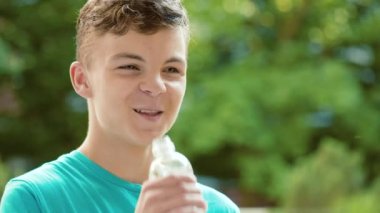 Genç çocuk içme suyu açık havada