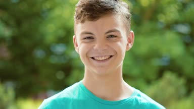 Genç çocuk içme suyu açık havada