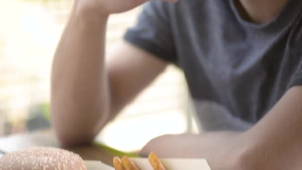 Children eating fast food — Stock videók