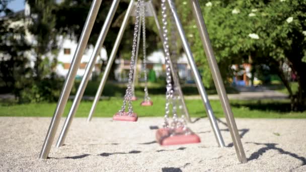 Leere Schaukeln auf Spielplatz — Stockvideo