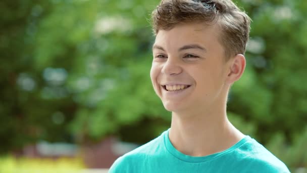 Genç çocuk duygusal portre — Stok video