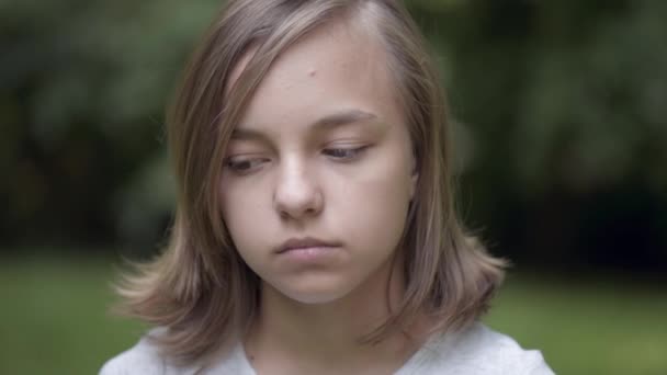 十代の少女の感情的な肖像画 — ストック動画