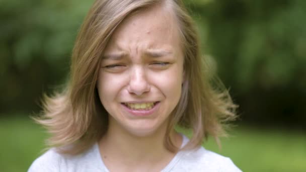 Эмоциональный портрет девочки подростка — стоковое видео