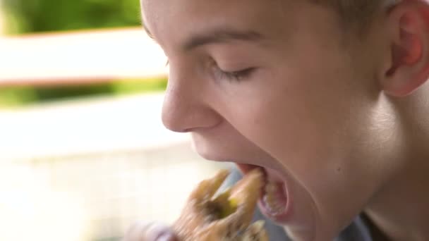 Дети едят фаст-фуд — стоковое видео
