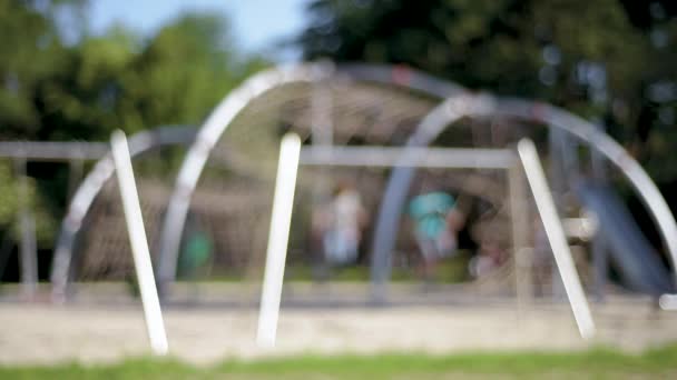 Niños en columpios en el parque infantil — Vídeos de Stock