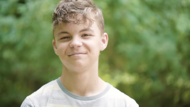 Adolescent garçon émotionnel portrait — Video