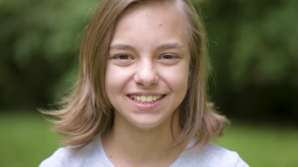 Teen dziewczyna portret emocjonalne — Wideo stockowe