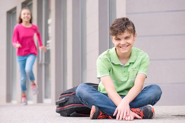 Tiener jongen en meisje terug naar school — Stockfoto