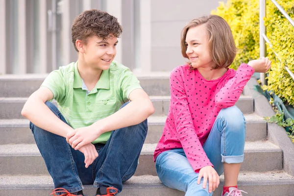 Adolescente menino e menina — Fotografia de Stock