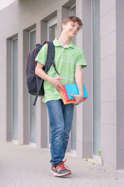 十几岁的男孩14岁与背包和书籍在第一个或最后一个学校的一天 兴奋地回到学校后假期 — 图库照片