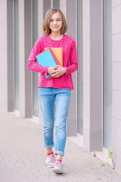 Teen flicka tillbaka till skolan — Stockfoto