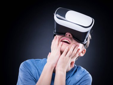 Genç çocukla Vr