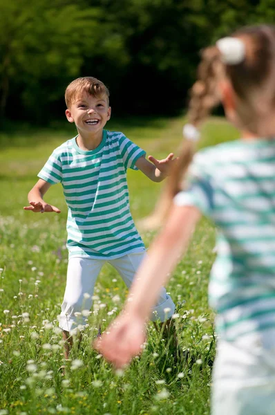 Children playing flying disk — Stock Photo, Image