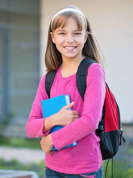 Flicka tillbaka till skolan — Stockfoto