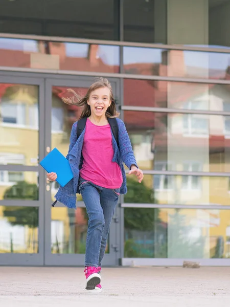 Flicka tillbaka till skolan — Stockfoto