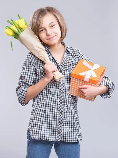 Menina com flores — Fotografia de Stock