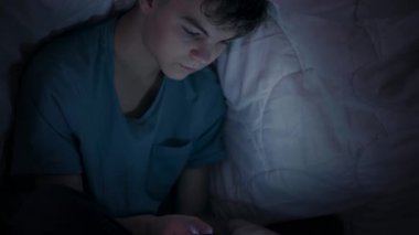 Battaniye tablet ile bir çocuğun