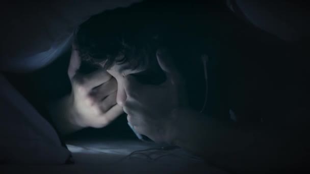 Menino sob cobertor com tablet — Vídeo de Stock