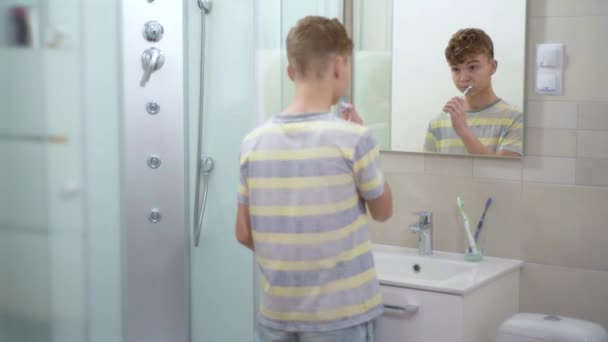 Adolescente menino escovação dentes — Vídeo de Stock